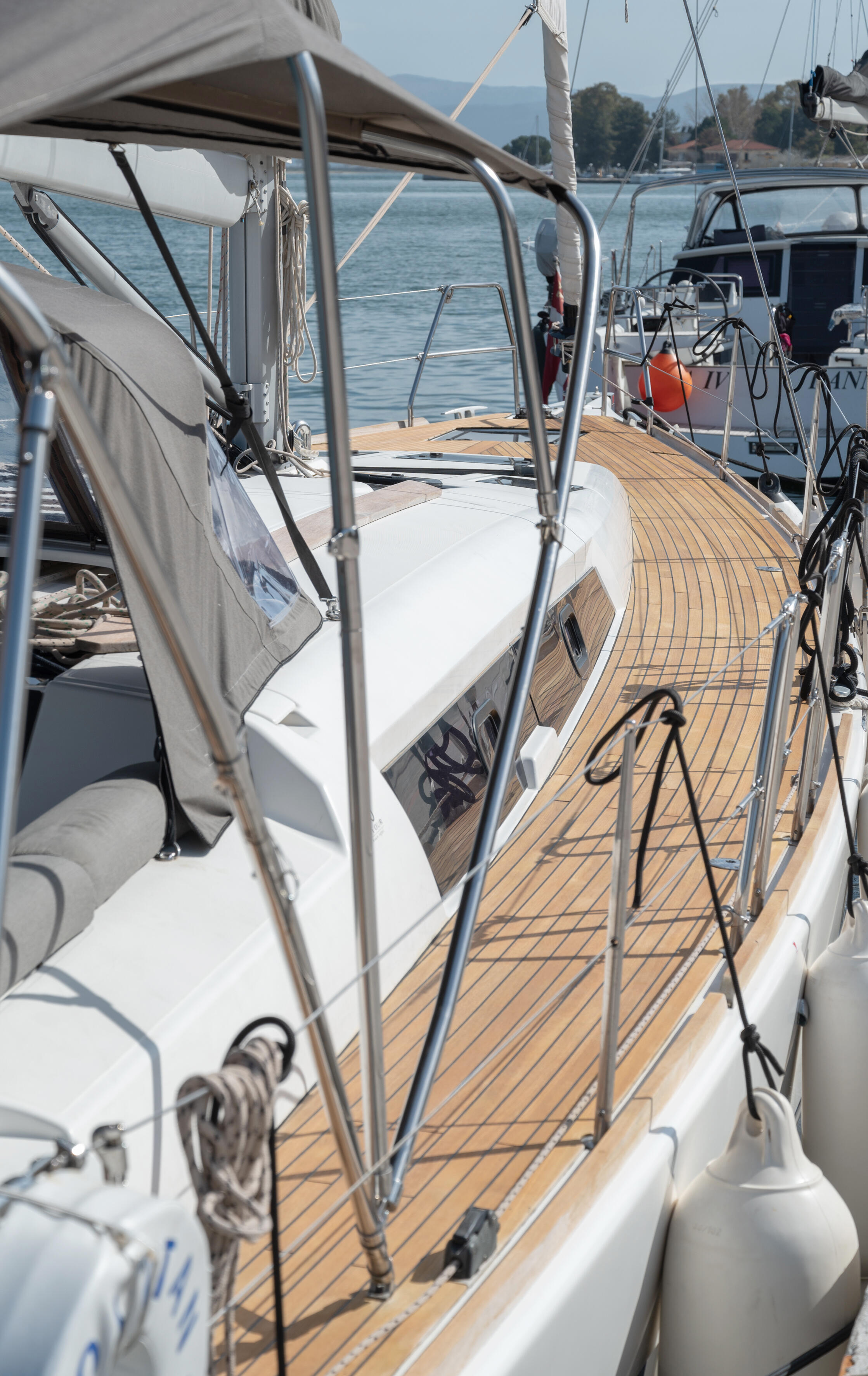 Sailing yacht 